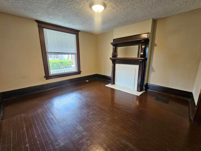 Building Photo - 831 Linwood Ave