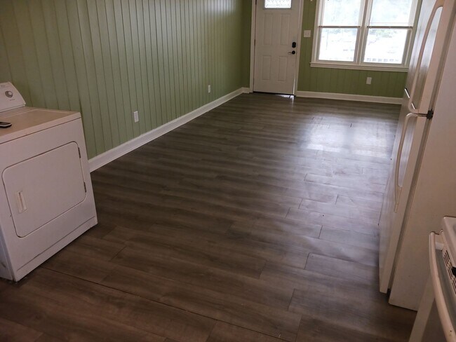Building Photo - Walk to the Beach! Unfurnished, 2 Bedroom,...