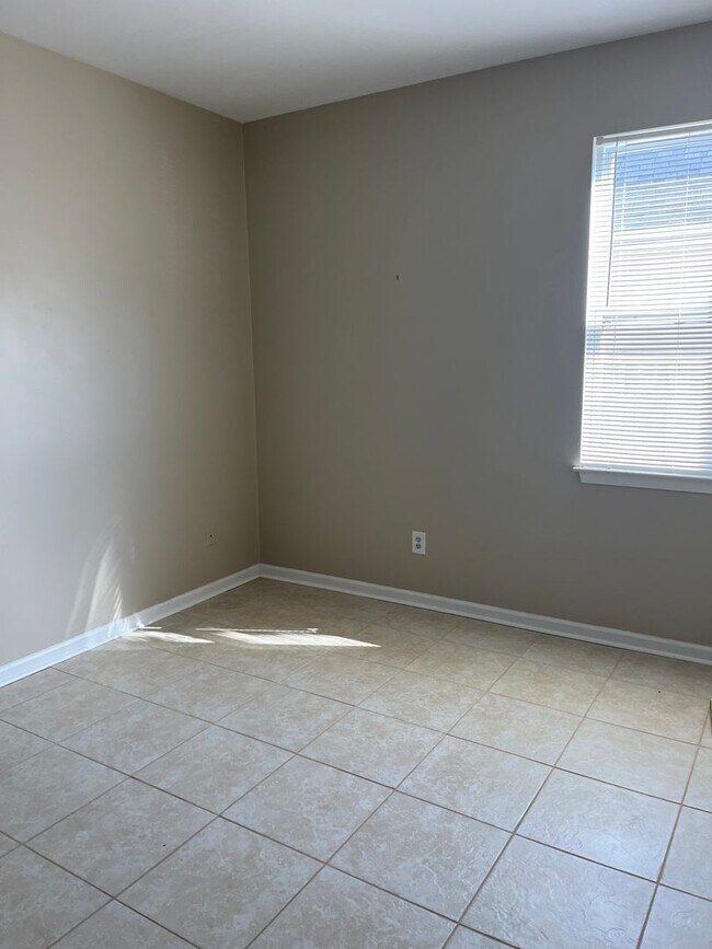 Building Photo - Great Neighborhood with Community Pool