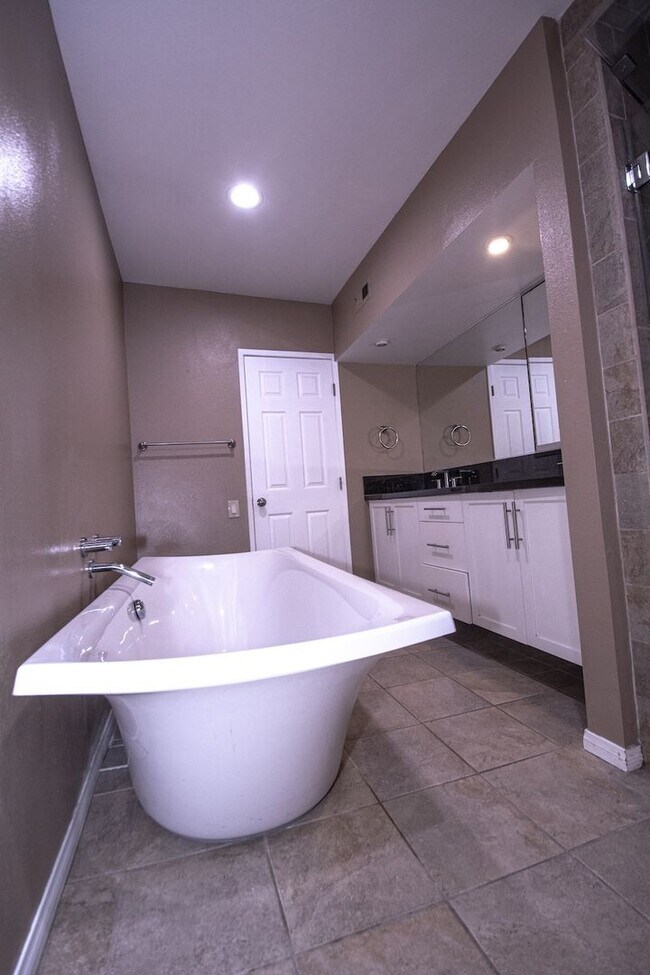 Building Photo - 848 W Huntington Dr