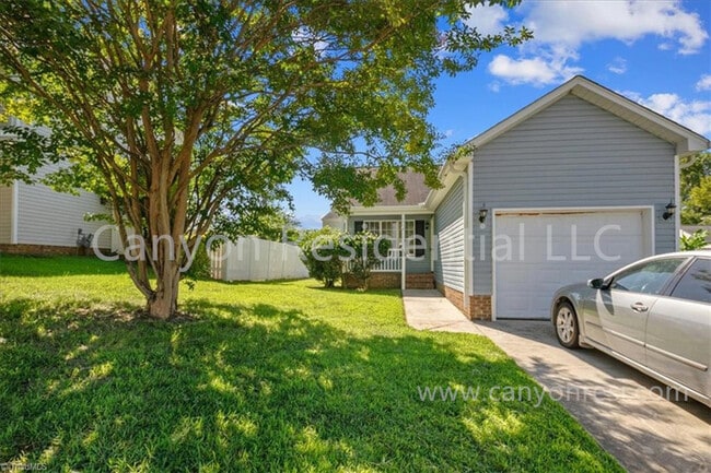 Building Photo - Recently Renovated!! Beautiful 2 bedroom with den!!