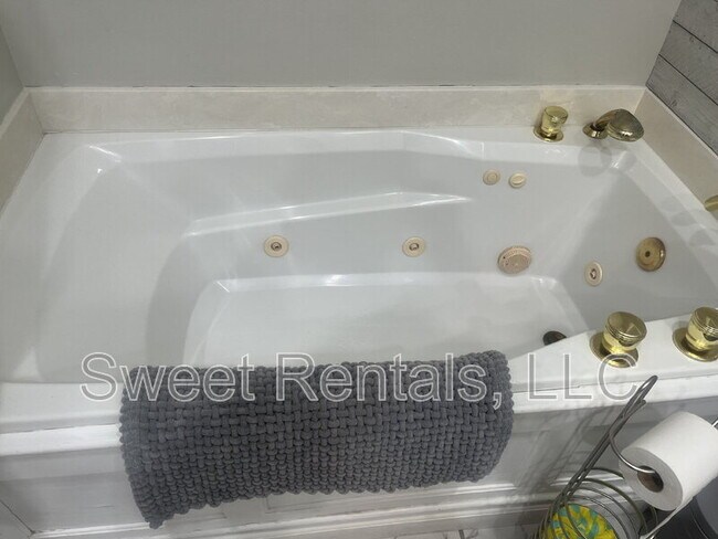 Building Photo - 47 Arabian Dr