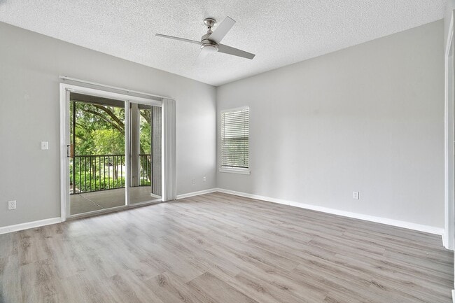 Building Photo - 2 bedroom/ 2 bathroom condo on Southside!