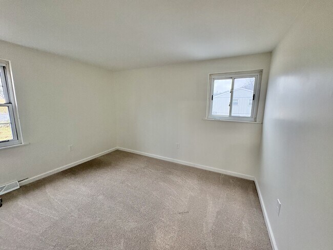 Building Photo - 125 Edgewood Cir