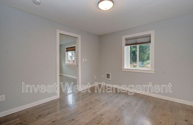 Building Photo - 2306 E 27th St