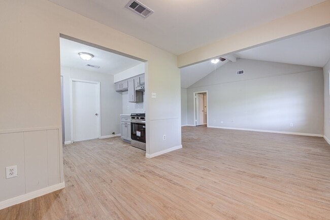 Building Photo - 2035 Deerhurst Ln