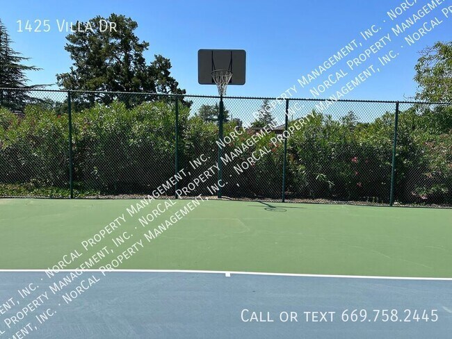 Building Photo - 1425 Villa Dr