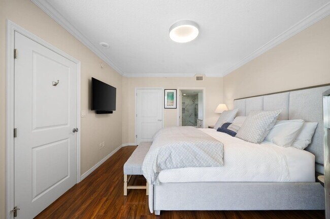 Building Photo - 347 N New River Dr E