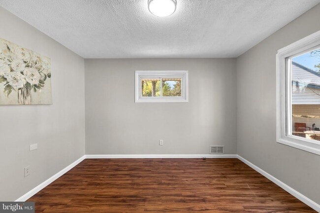 Building Photo - 204 Cedar Ln