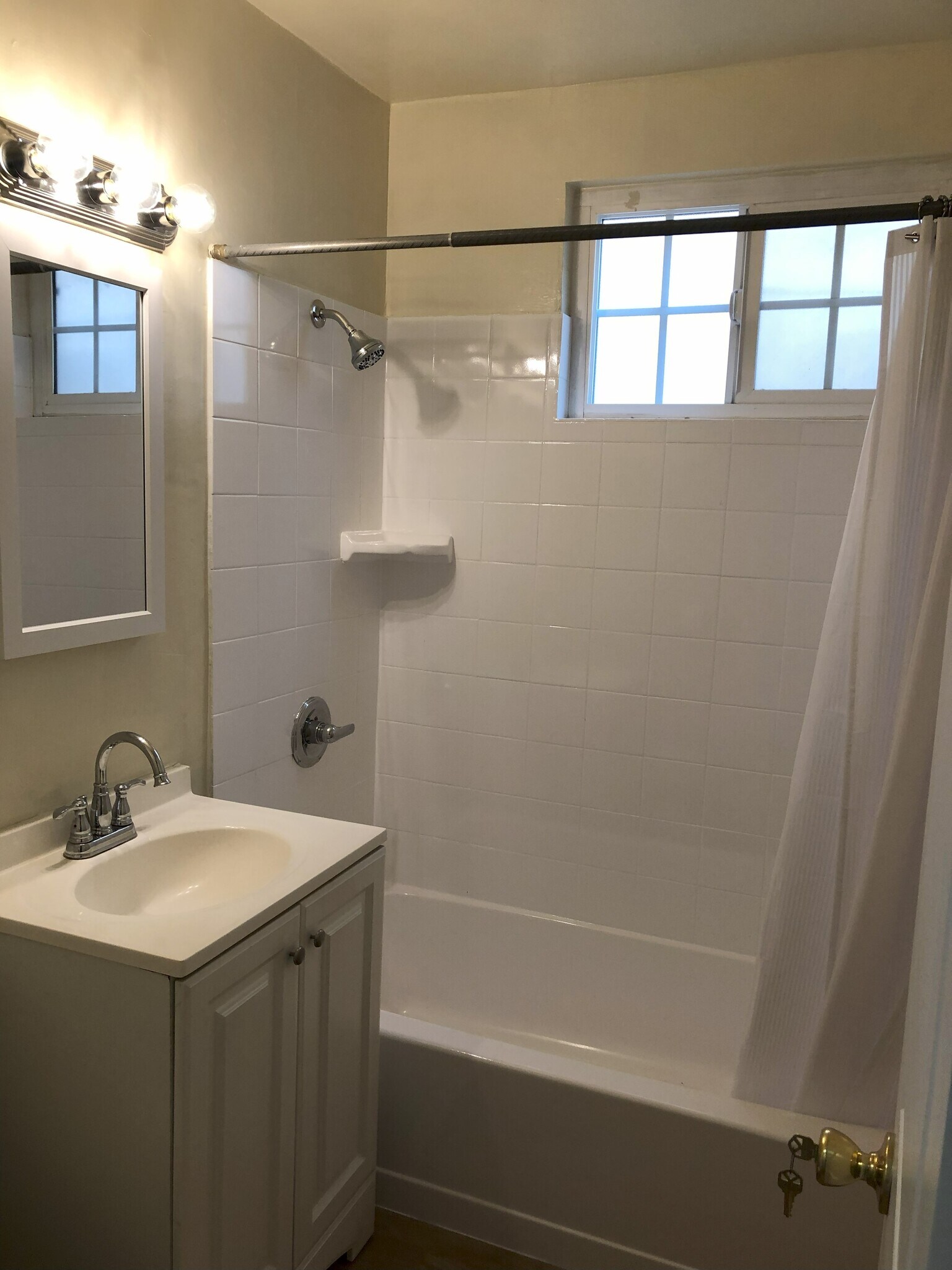 newly glazed tub and shower - 9226 Palm St