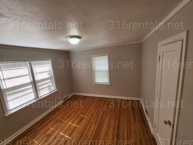 Building Photo - $975- 3 bedroom / 1 bathroom - Single Fami...