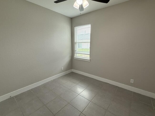 Building Photo - 105 Zinnia Ln