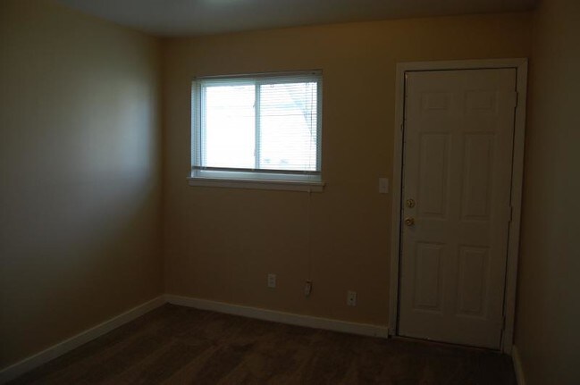 Building Photo - 210 N Oak St