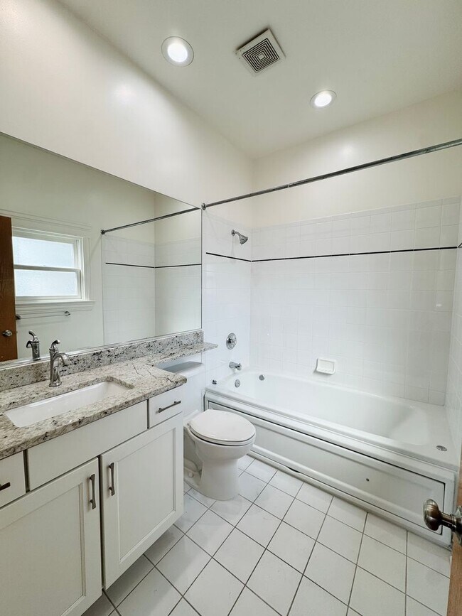 Building Photo - Fully Renovated 3-Bed/2-Bath in Lincoln Park, Parking Included!
