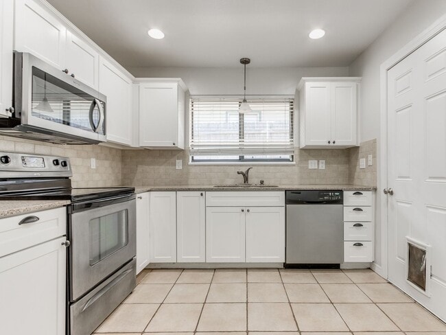 Building Photo - 3 Bedroom 1 Bath Home w/ 2 car garage in Shawnee