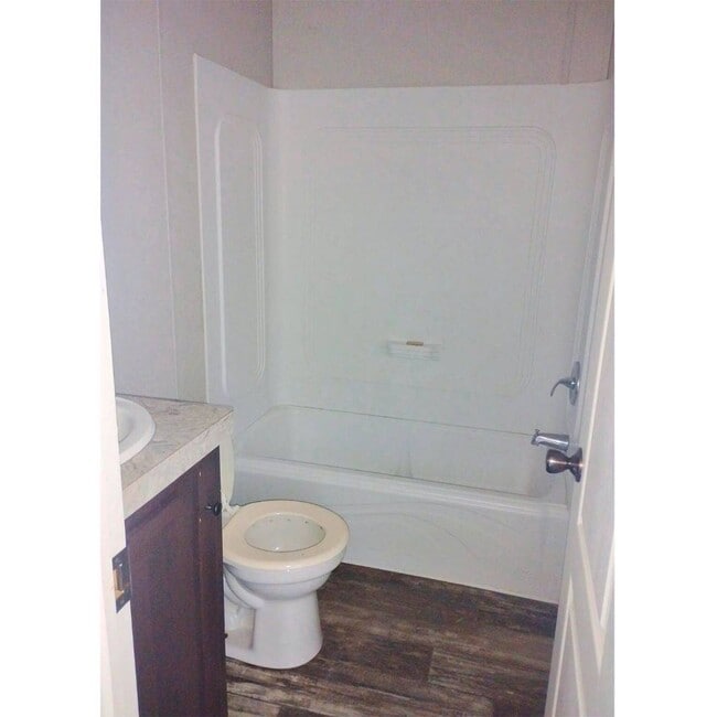 Building Photo - 1520 Thomas Dr