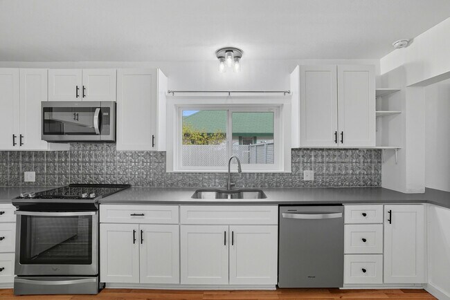 Building Photo - 1731 E Sanson Ave