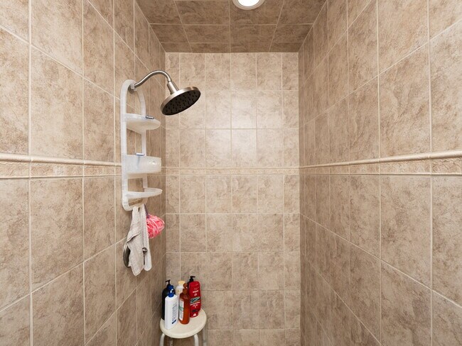 Building Photo - "Spacious 3-Bed Sanctuary with 3.5 Baths in Charming Port Charlotte!"