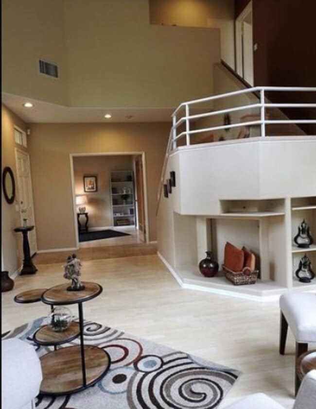 Building Photo - The perfect 3 Bed 3 bath Townhouse