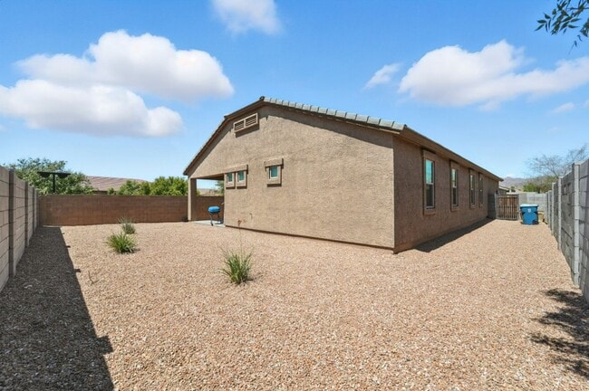 Building Photo - Welcome to this stunning 3-bedroom, 2-bath...