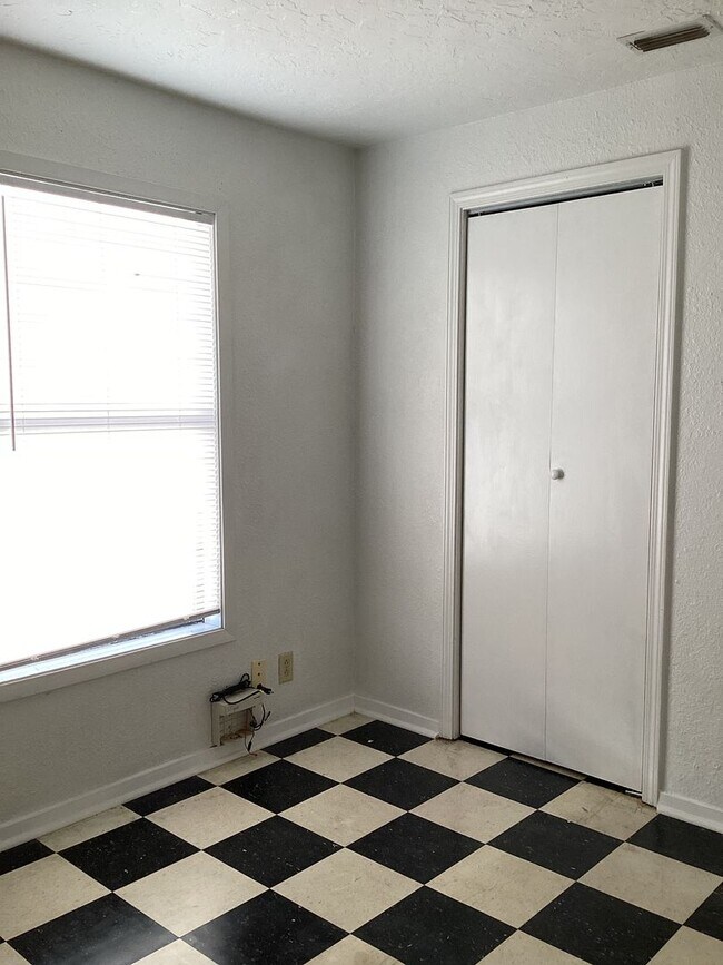 Building Photo - Spacious Vintage 3 Bed 1 Bath!