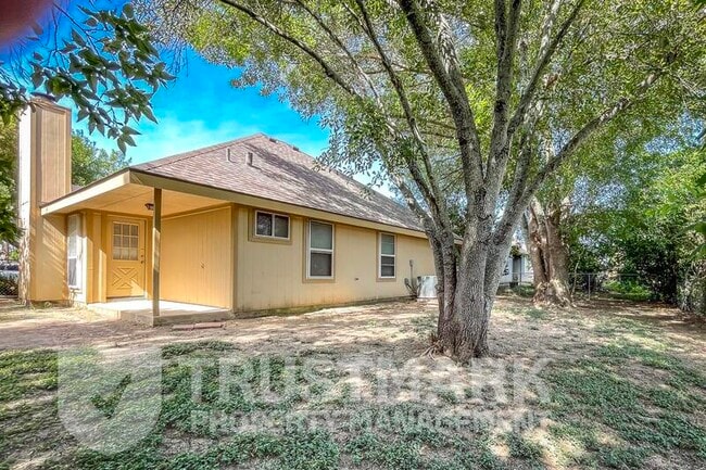 Building Photo - 2407 Armadillo Dr