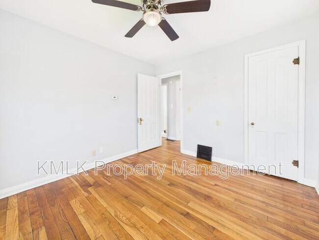 Building Photo - 1078 Lindsay Ave