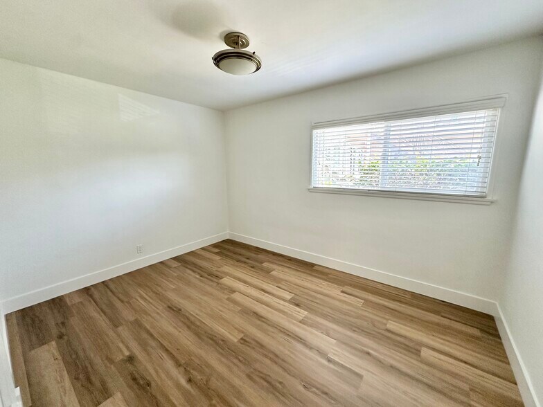 Building Photo - 1210 Huntington Dr