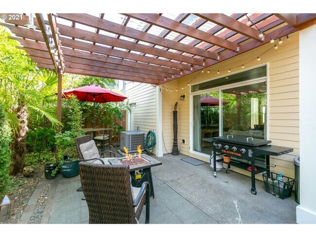 Building Photo - Beautiful 3 bedroom Home with Large Living...