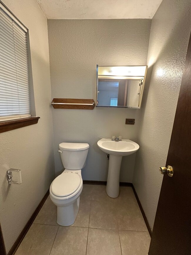 Building Photo - 3 Bed, 1 1/2 Bath, 1 Car Garage