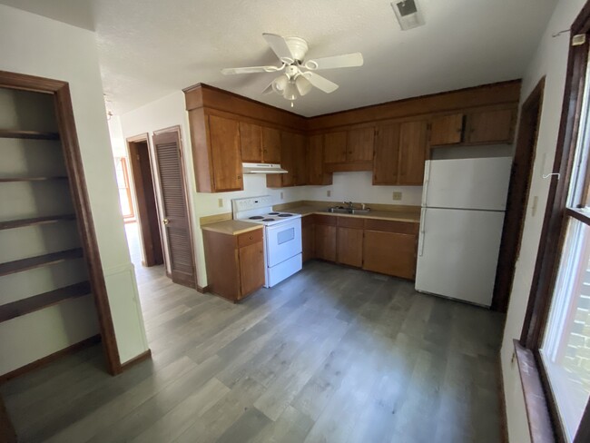 Kitchen with plenty of storage space - 114 Colonial Ct