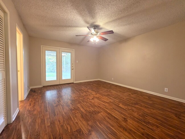 Building Photo - 1404 Woodbridge Dr