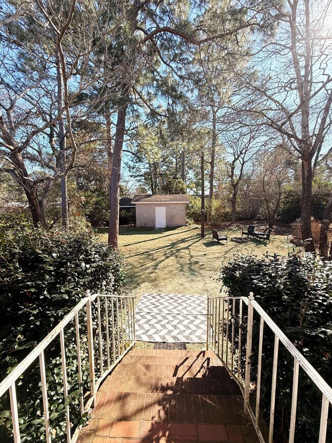 Building Photo - 937 E Ave