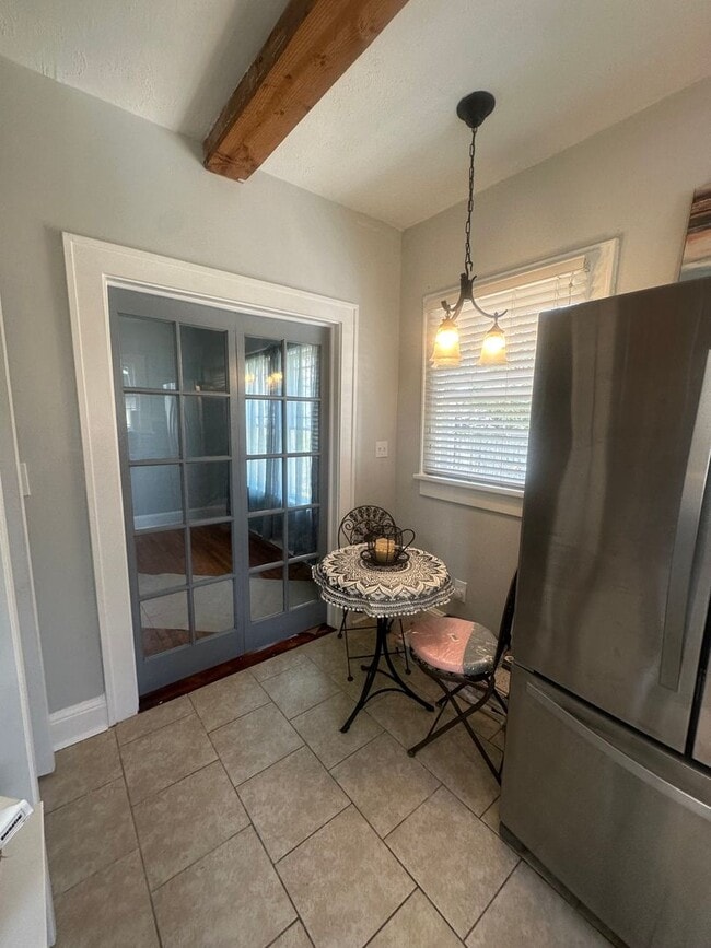 Building Photo - 3 bedroom 2 bath beautiful home with tons of character!