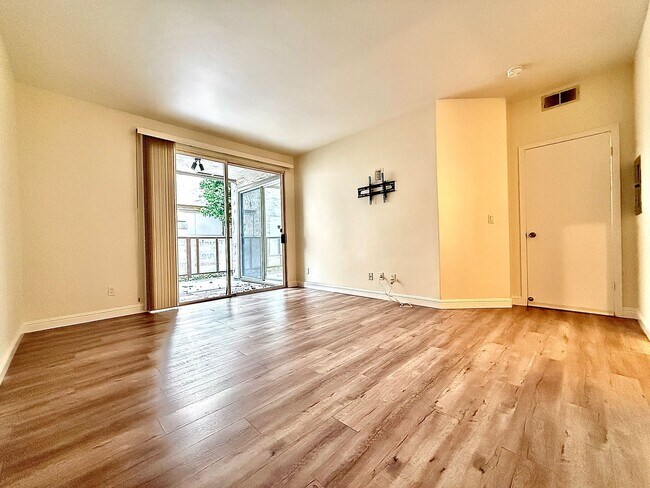 Building Photo - 2/1 Condo-Pet Friendly-Quiet Location-Prime Location