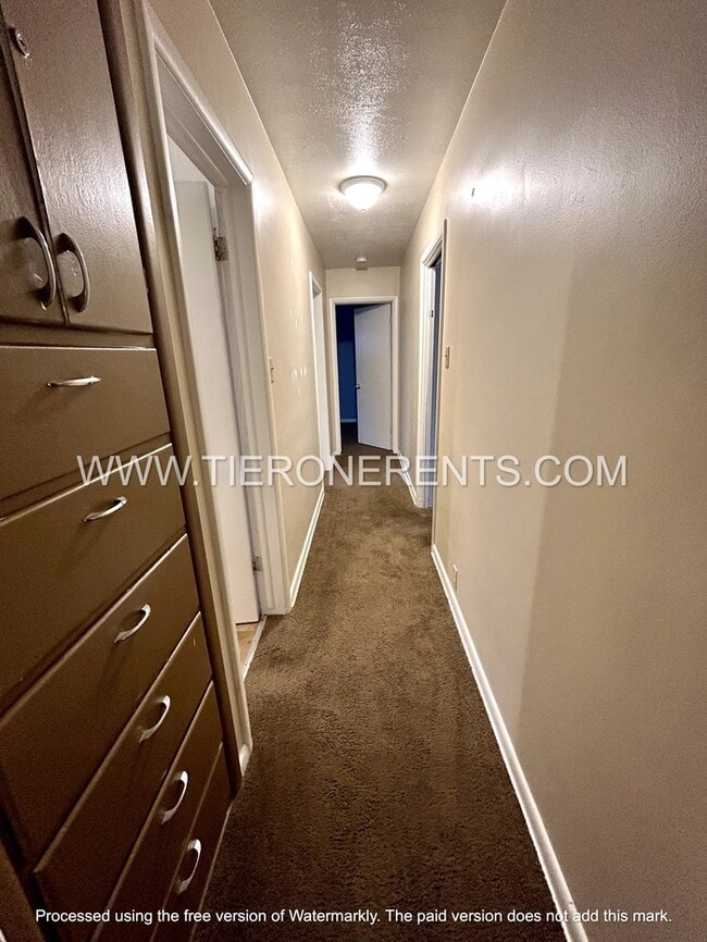 Building Photo - Spacious 3 bed/1 bath in great location!