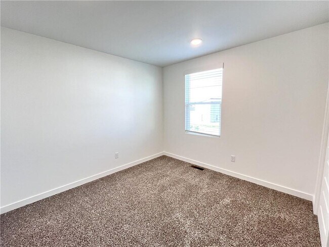 Building Photo - 841 Reading RR Ln