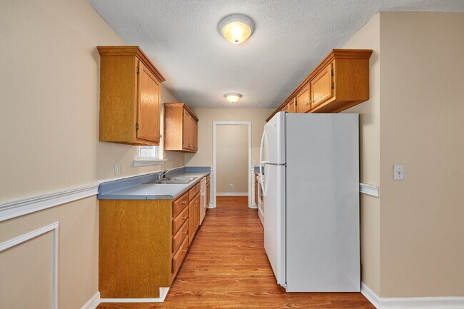 Building Photo - For Rent: 3BR, 2BA house