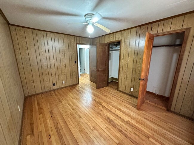 Building Photo - Move -in Special: Cute 3 bed 1.5 bath in W...