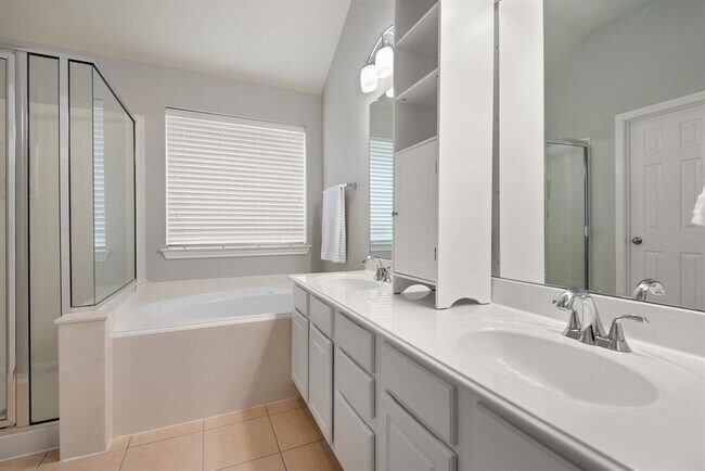 Building Photo - 26873 Armor Oaks Dr