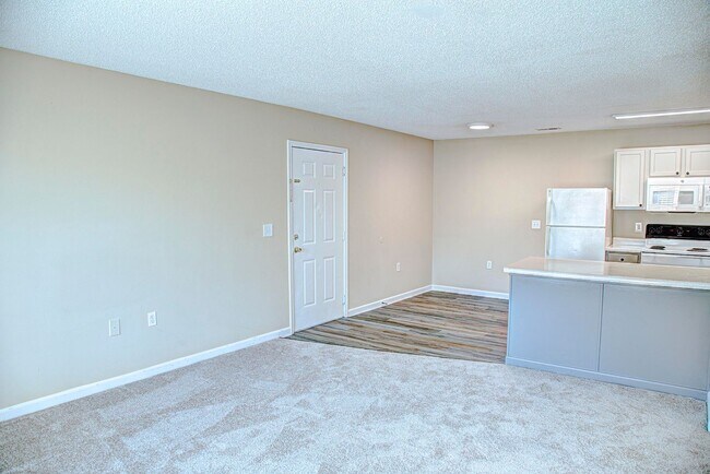 Building Photo - Two bedroom 2 bath apartment available