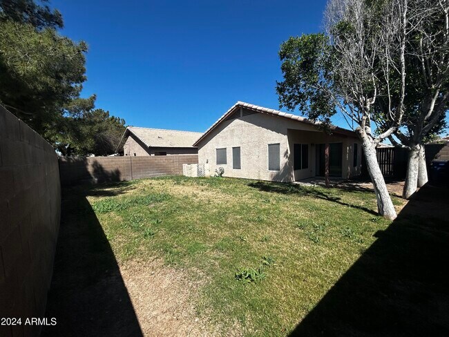Building Photo - 755 W Baylor Ln