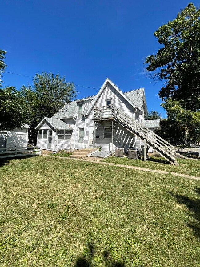 Building Photo - RENT SPECIAL - RENT REDUCED!!  2 Bedroom, 1 Bathroom apartment in great CF location!