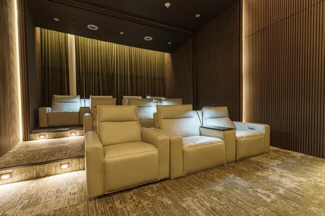 Building Photo - 700 NE 24th St