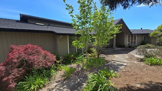 Building Photo - Beautiful West County Property Minutes Fro...