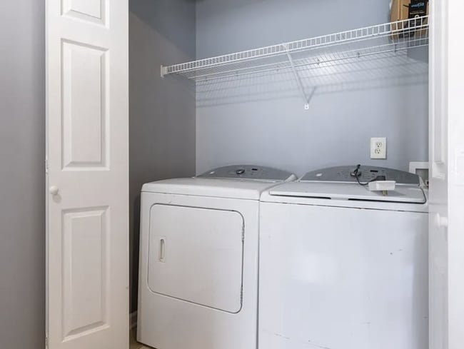 Building Photo - Renovated End-Unit Townhome with Spacious Primary Suite