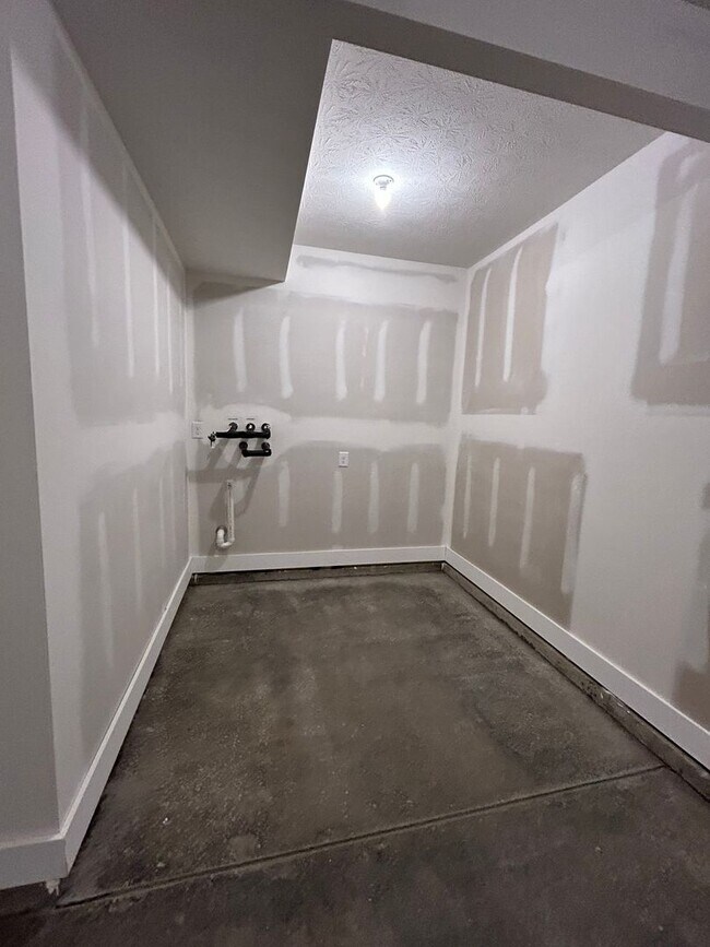 Building Photo - Newly Constructed 5 Bedroom Single Family ...