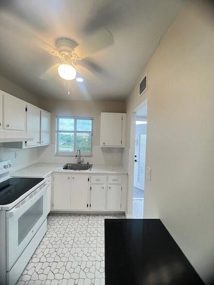 Building Photo - 8515 Sunrise Lakes Blvd