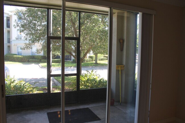 Building Photo - Beautiful ground floor unit in the Lakes of Windermere!