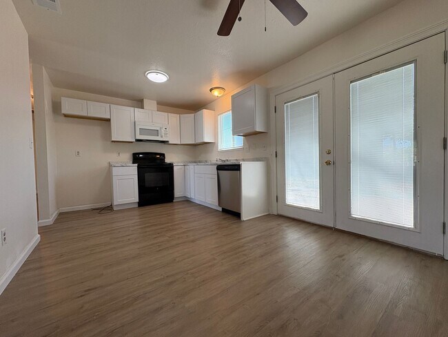 Building Photo - Updated 3 Bed, 2 Bath Single-Story Home